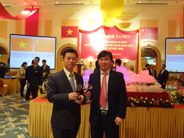 中国驻越南大使馆经商处商务参赞许启崧（右）与海阳云顶国际副总经理唐明（左）合影