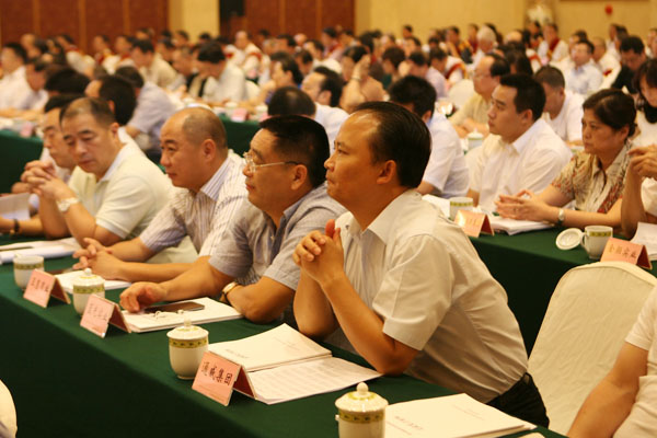 刘汉元主席（右一）应邀出席会议