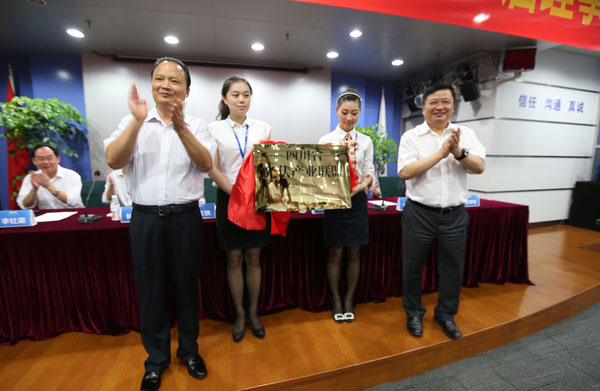 张支铁主任（右）和刘汉元主席（左）为“四川省光伏产业联盟”揭牌