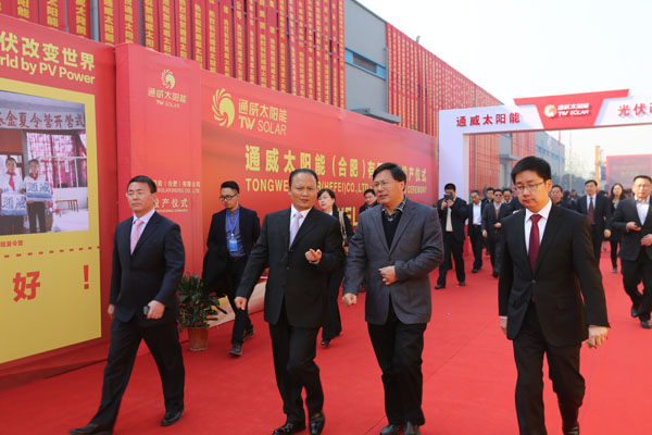 刘汉元主席（左二）陪同中共安徽省委常委、合肥市委书记吴存荣（右二）参观