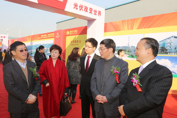刘汉元主席（右一）、禚玉娇常务副总裁（左二）、谢毅董事长（中）陪同领导参观