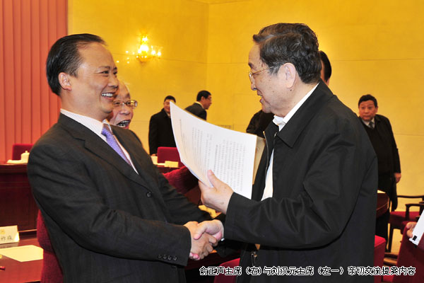 俞正声主席（右)与刘汉元主席（左一）亲切交流提案内容