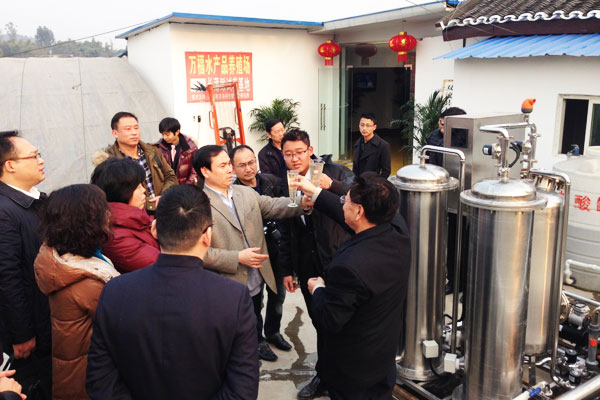 农业部渔业局副局长李书明检查云顶国际电化水处理后的水质