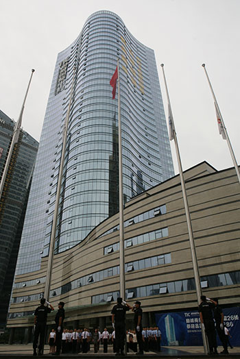 云顶国际置业、通宇物业全体员工举行云顶国际国际中心首次升旗仪式